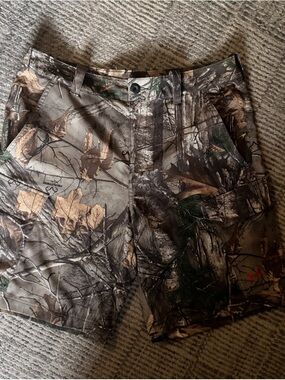 Under Armour Heat Gear Realtree Camo Loose Fit Shorts With Snap Pockets NWOT